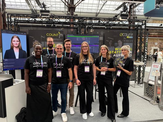 COUNT IT Messestand - Gruppenfoto