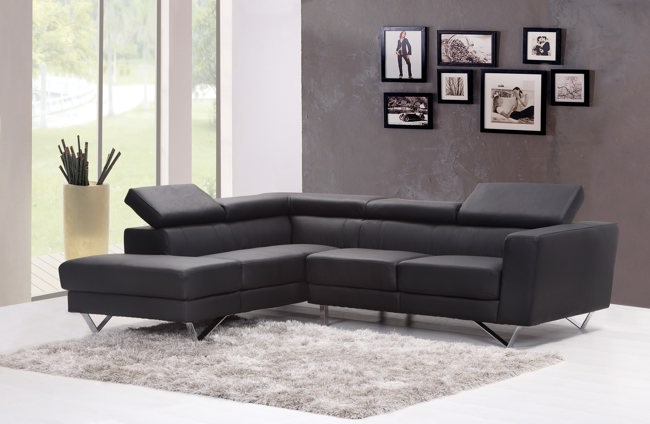 schwarzes Sofa